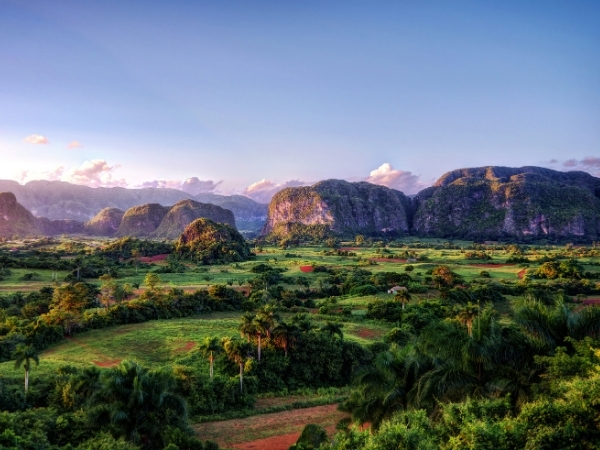 Voyage chez l'habitant à Cuba Vue panoramique de la vallee de vinales.