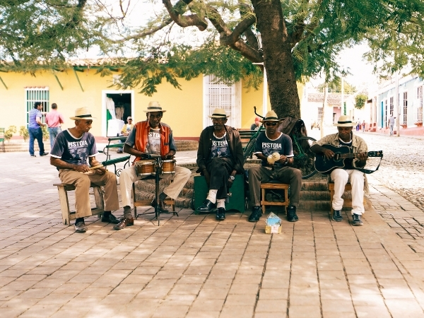Voyage chez l'habitant à Cuba musique de rue dans la vieille havane