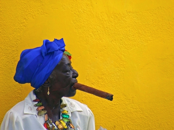 Voyage chez l'habitant à Cuba fumeuse de cigare a cuba
