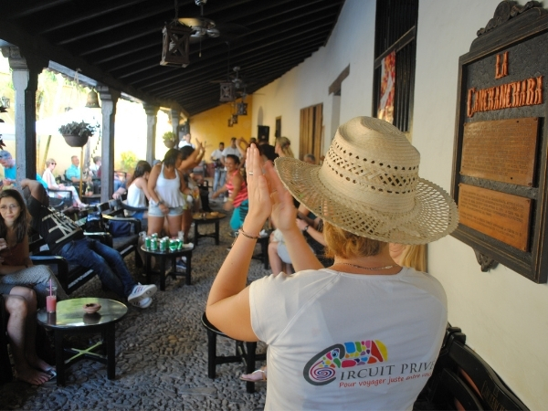 Voyage chez l'habitant à Cuba ambiance salsa et mojito bar de la canchanchara trinidad