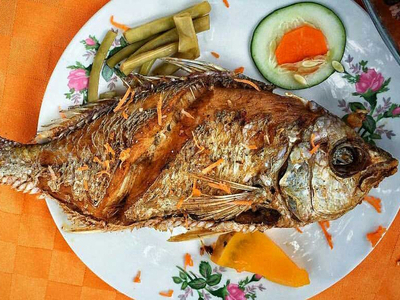 Plat typique à base de poisson chez l'habitant à Cuba